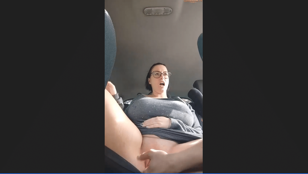 AshelySweetyX _ 4 Live en voiture – DÃ©fis – Se faire toucher les seins par un inconnu