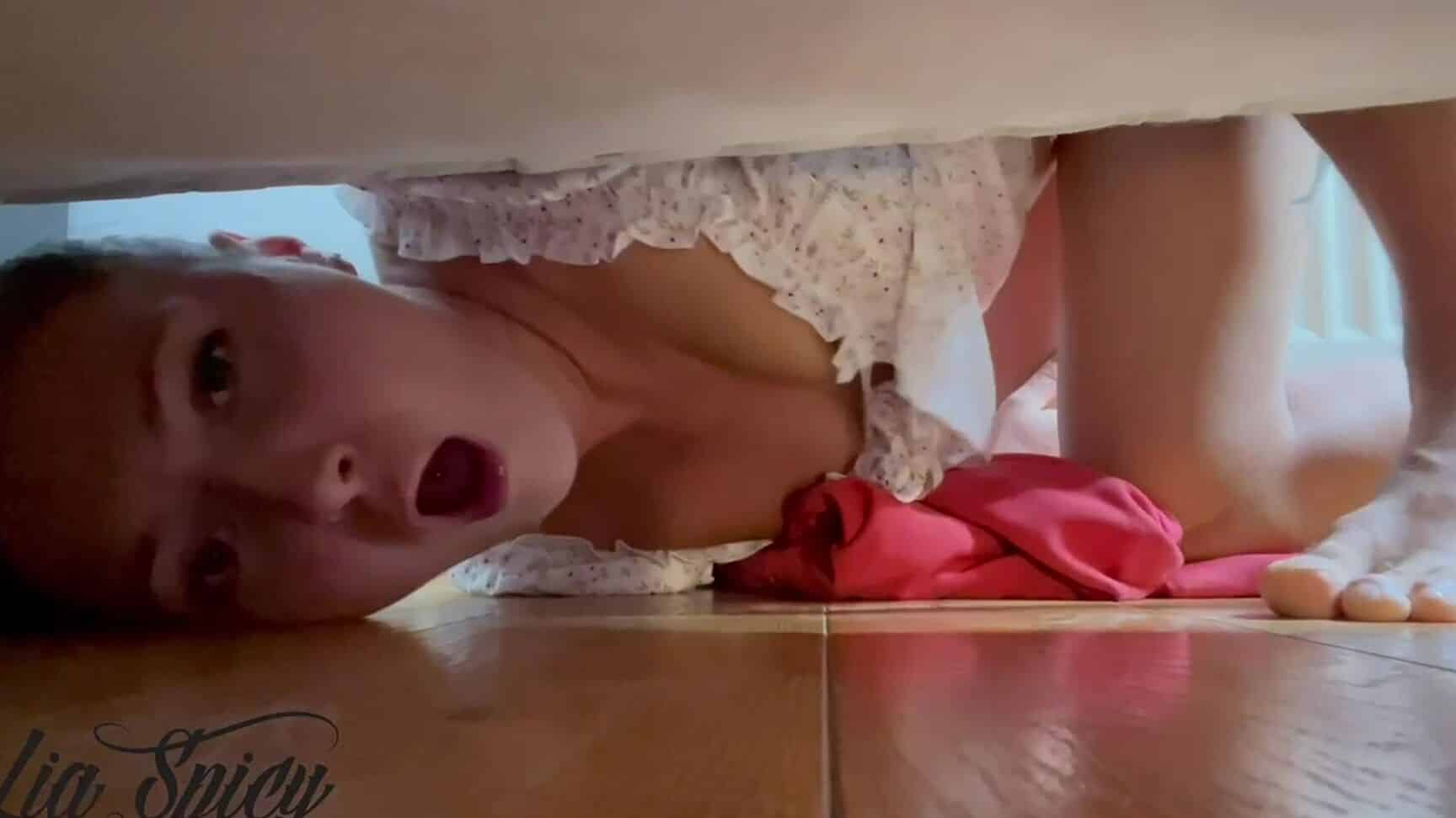 Lia Spicy 21 _ CoincÃ©e sous le lit – il abuse de mon cul et ma chatte