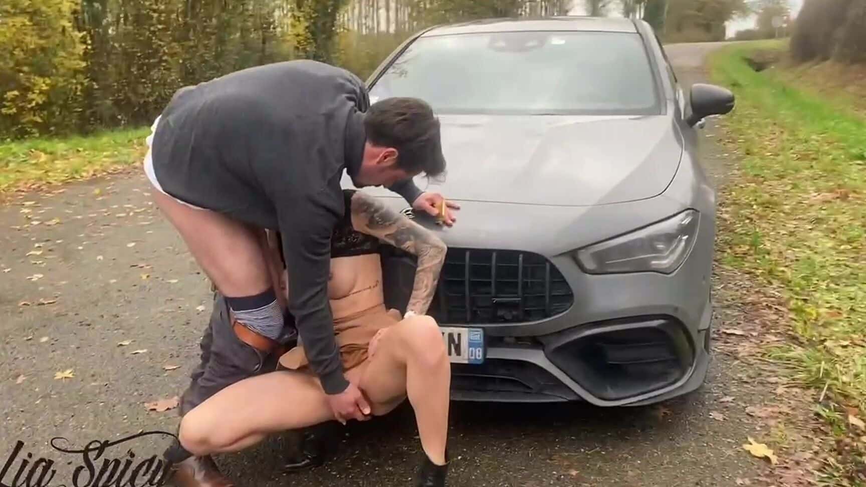 Lia Spicy 35 _ SPICY CHALLENGE _ il m&rsquo;offre le Restau et me baise sur le capot de sa voiture