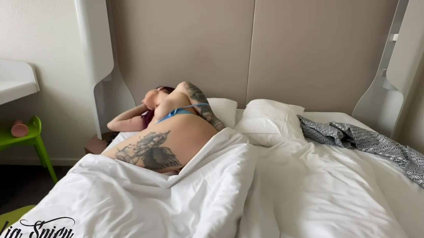 Lia Spicy 51 _ Solo _ Sodomie au Reveil – Double penetration et double anal